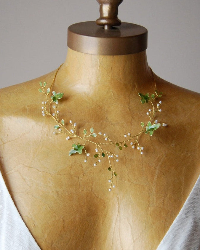 Collana da sposa Boho chic Elibre con fiori e dettagli botanici, perfetta per matrimoni all’aperto o ispirati alla natura, abbinabile a accessori per capelli coordinati.