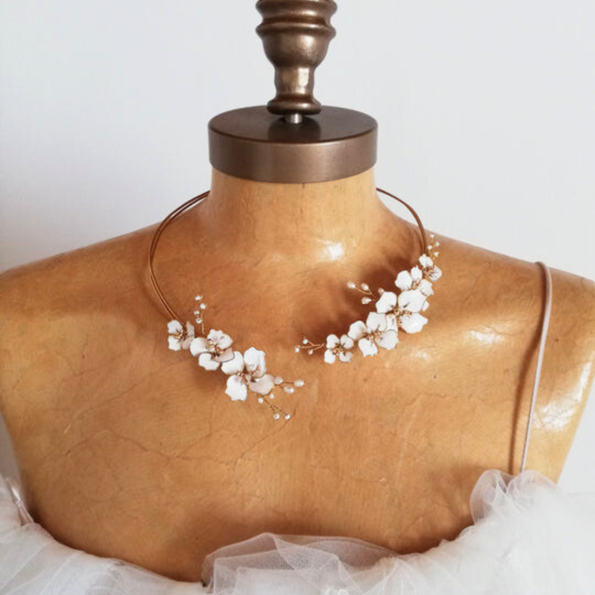 Collana choker floreale bianca con dettagli artigianali, ideale per la sposa che ama uno stile raffinato e senza tempo.