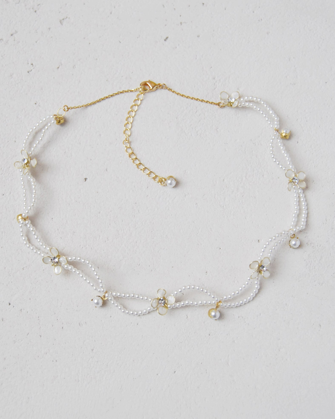 Collana da sposa classica ed elegante Elibre, con perle e cristalli Swarovski, per aggiungere luce e raffinatezza senza eccessi, ideale per uno stile senza tempo.