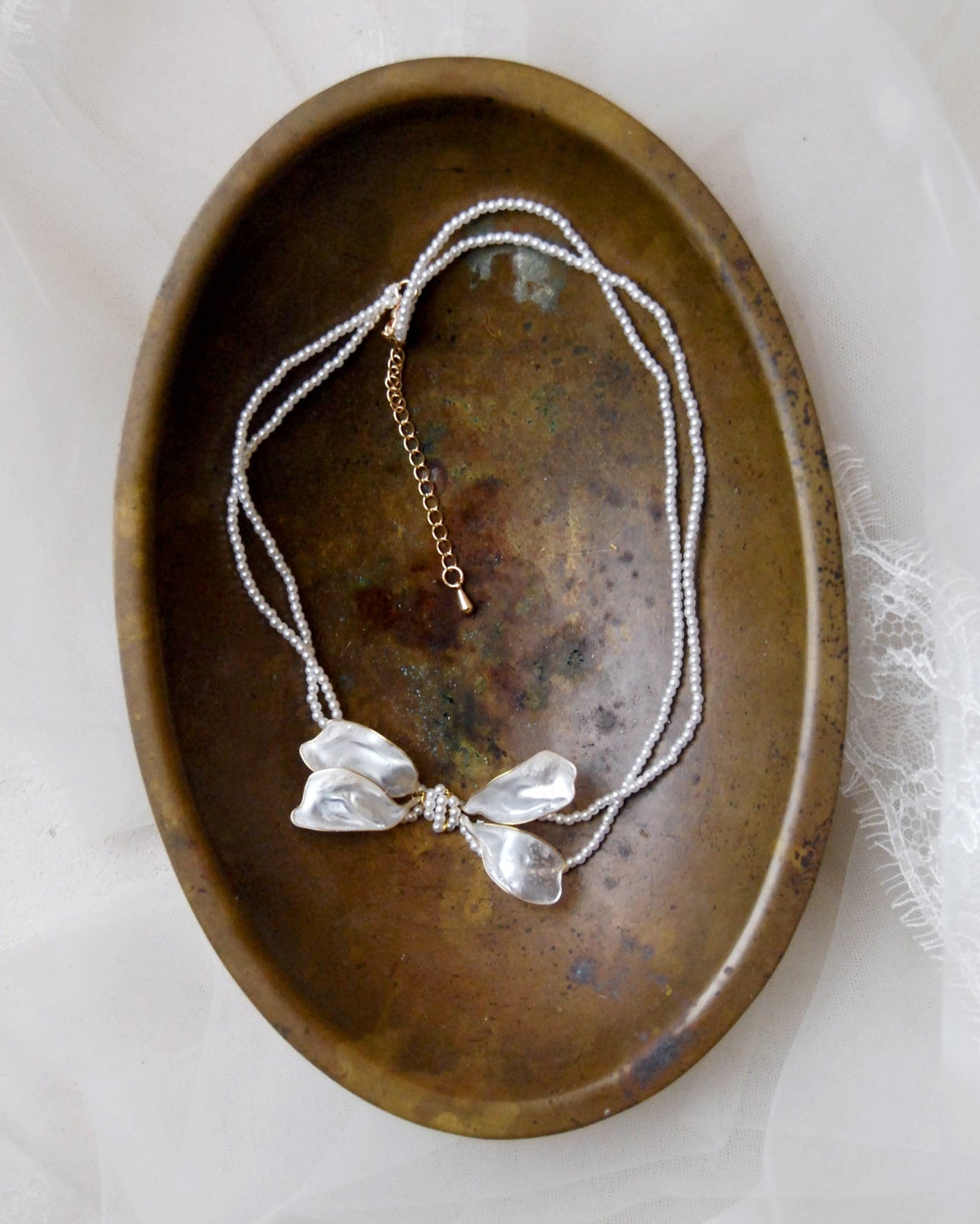 collana da sposa con perle e fiocco laterale
