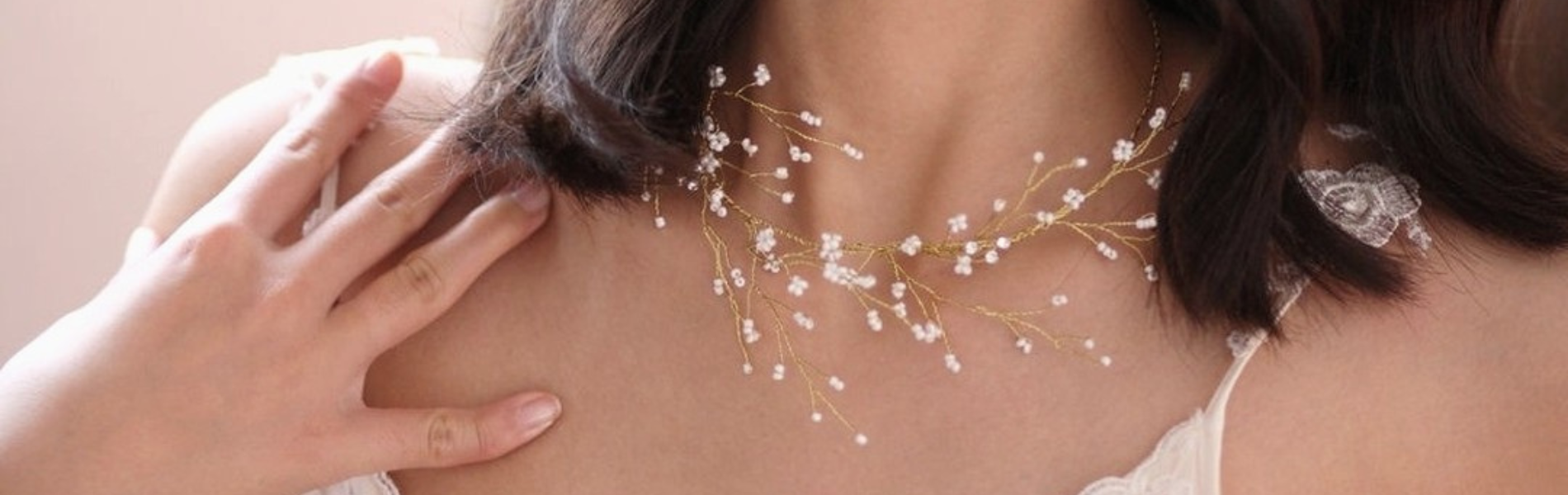 Collana da sposa Elibre elegante e raffinata, realizzata a mano con perle e cristalli, perfetta per valorizzare il décolleté e completare il look nuziale.