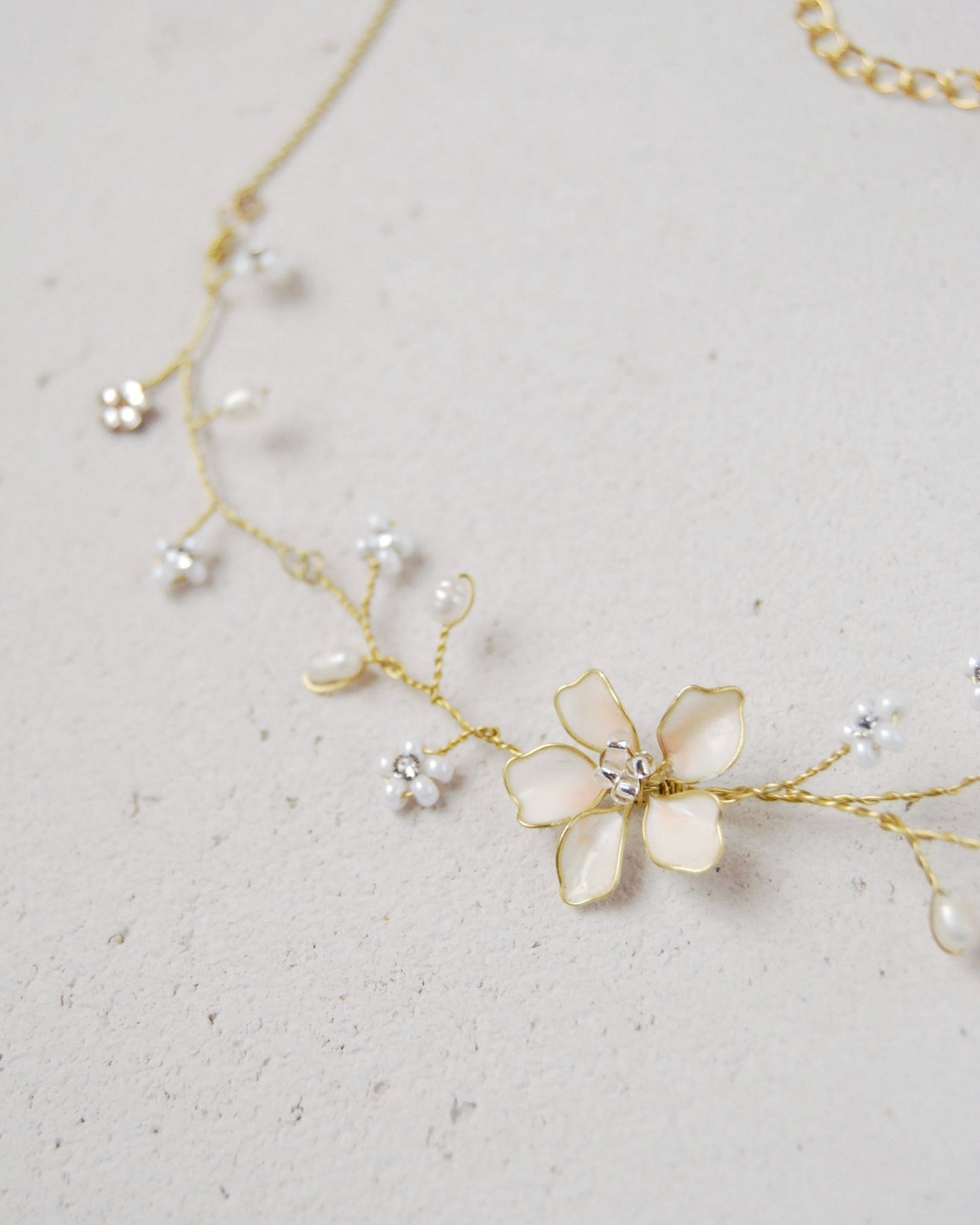 Collana elegante con motivi floreali, perle e cristalli, ideale per il giorno del matrimonio.