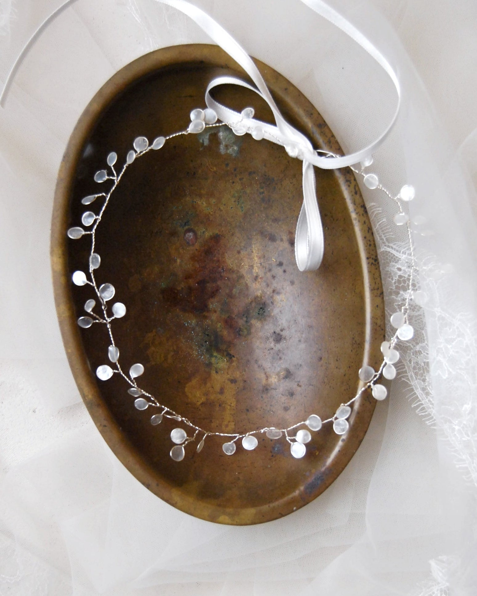 collana madreperlata con dischi per sposa moderna