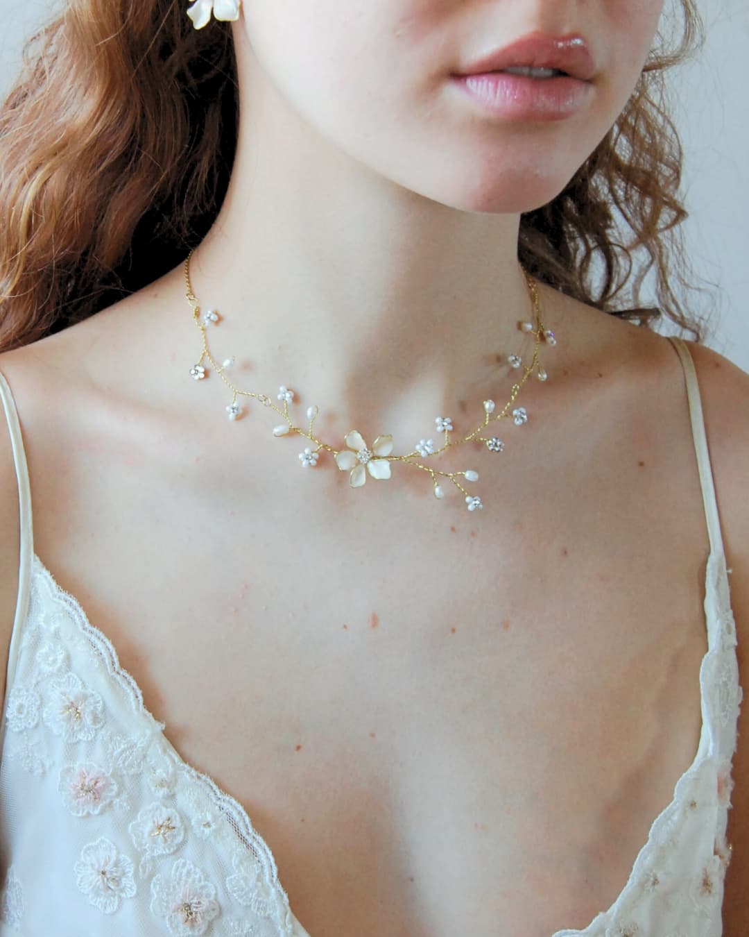 Gioiello nuziale artigianale realizzato con perle naturali e cristalli Swarovski per una luminosità naturale.