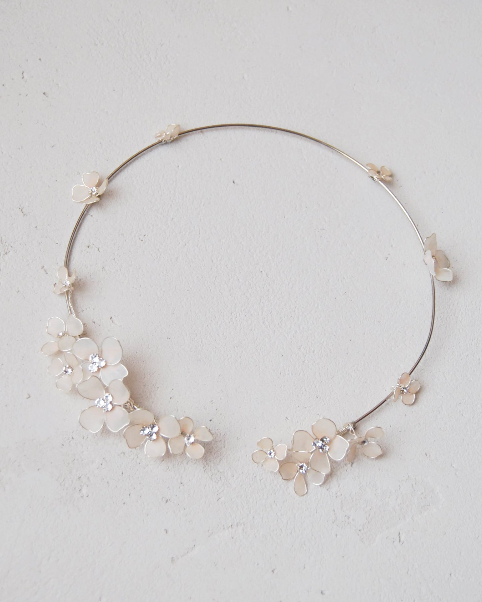 Collana da sposa romantica e delicata Elibre, con fiori, perle e cristalli cipria, per un effetto etereo e luminoso, perfetta per abiti tradizionali.
