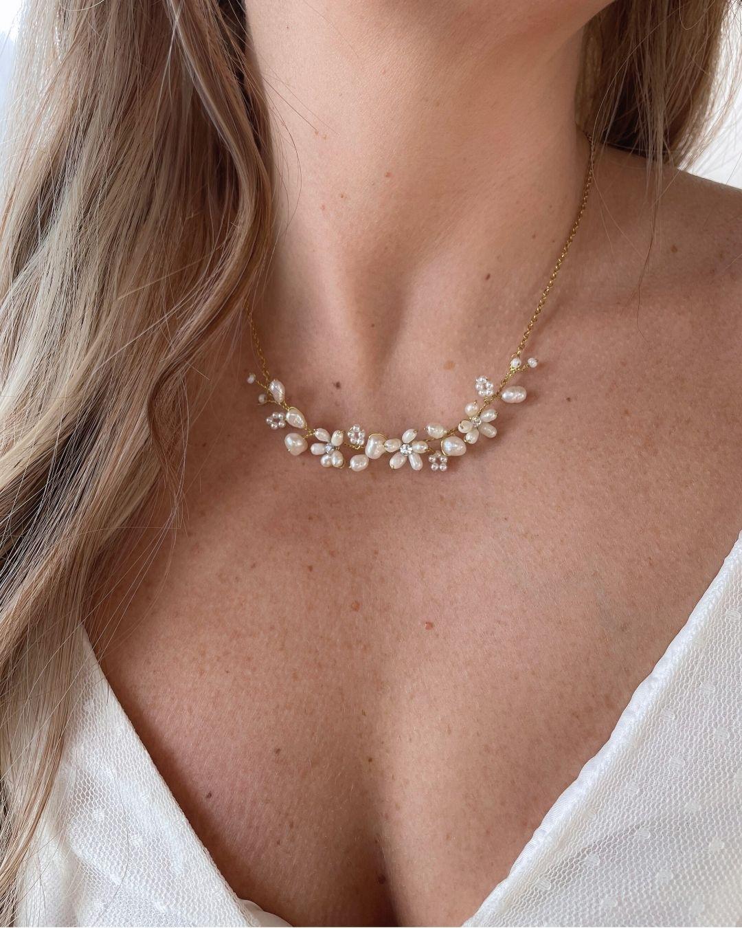 Collana girocollo da sposa Marguerite con fiori in perle di fiume naturali e cristalli Swarovski.