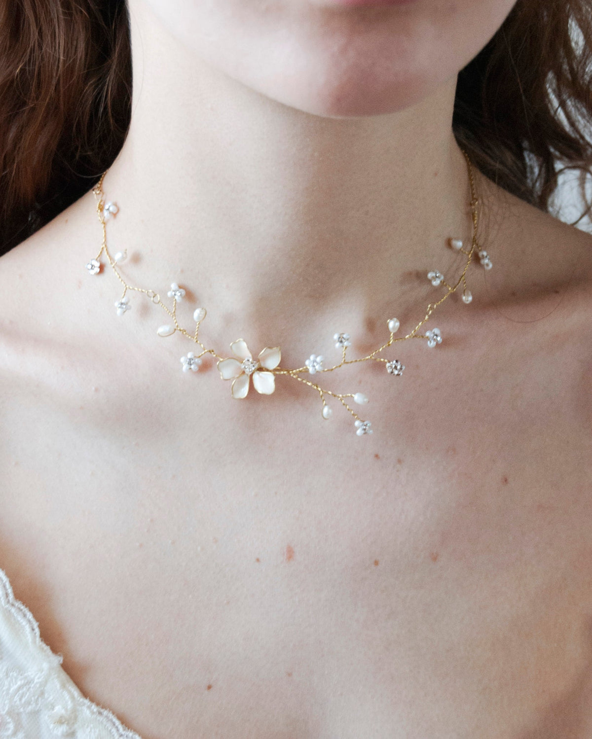 Collana da sposa Elibre floreale delicata con fiore artigianale, gioiello nuziale fatto a mano