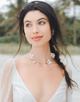 Collana girocollo da sposa con fiori bianchi dallo stile elegante e senza tempo