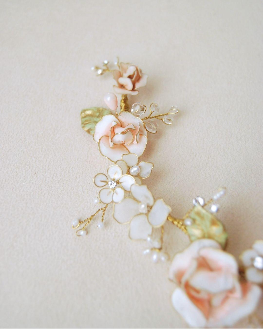 Corona floreale gioiello Rosae con rose rosa cipria, foglie in ottone smaltato e perle, dettaglio - Elibre