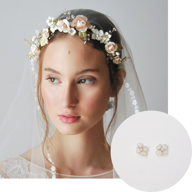 Corona floreale da sposa Elibre indossata, abbinata a orecchini a lobo con fiorellini, look nuziale armonioso