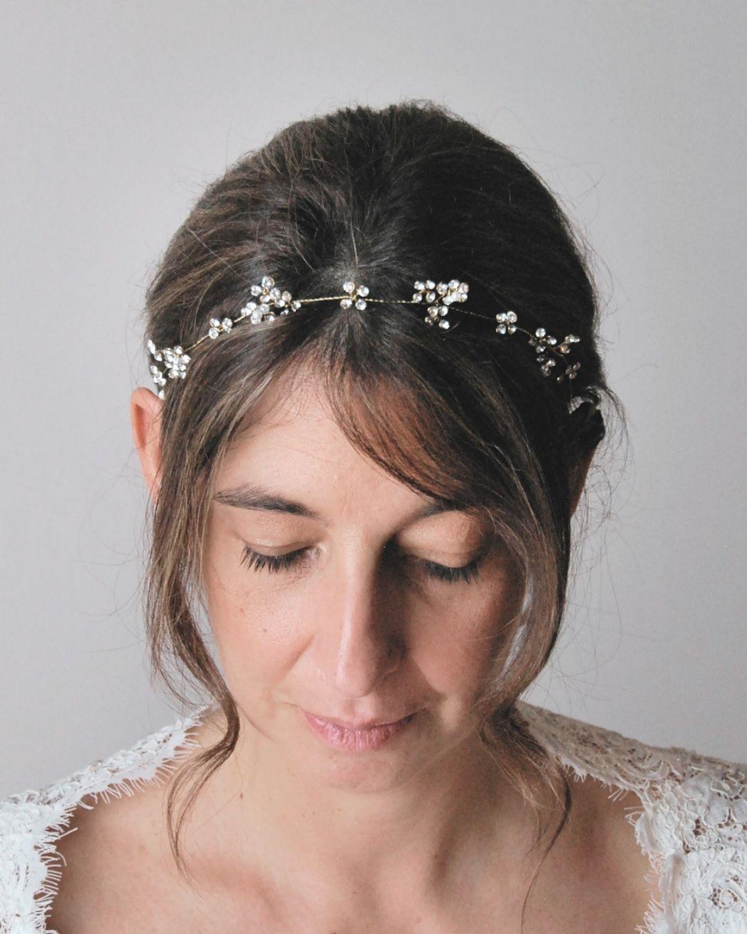 Coroncina Brillaflora sposa con chignon basso, fiorellini di cristalli Swarovski e perline, vista frontale - Elibre