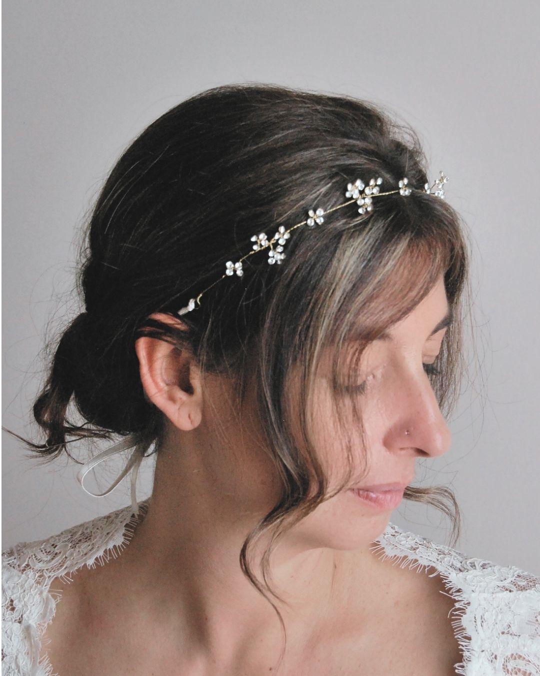 Coroncina Brillaflora su chignon sposa vista laterale, cristalli Swarovski e perline su filo placcato oro - Elibre