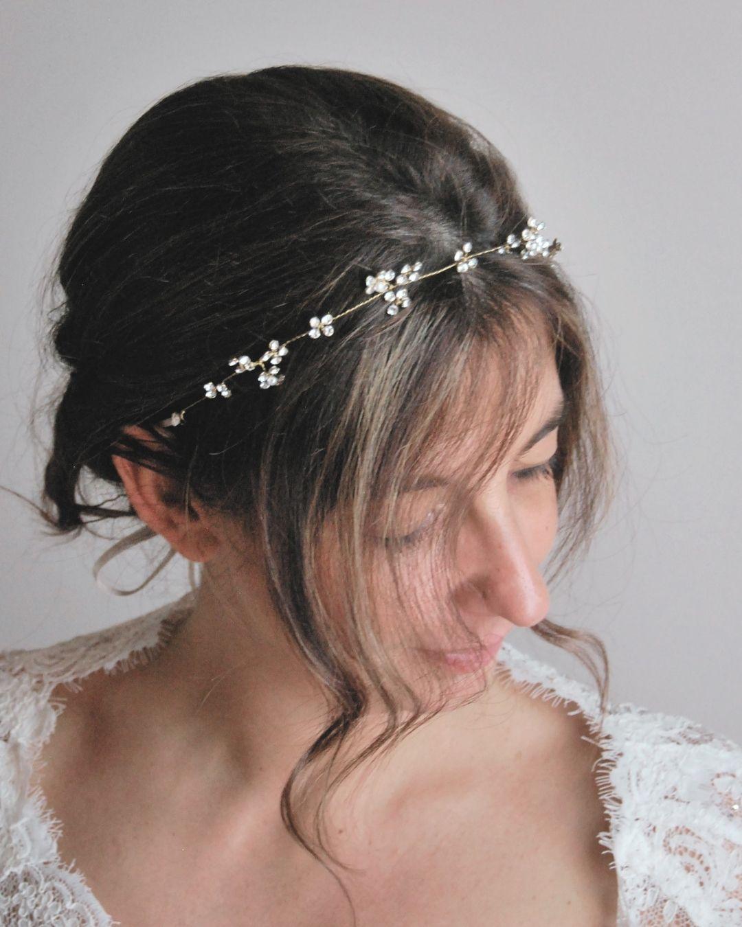 Coroncina Brillaflora su chignon sposa con abito in pizzo, fiorellini di cristalli e perline giapponesi - Elibre