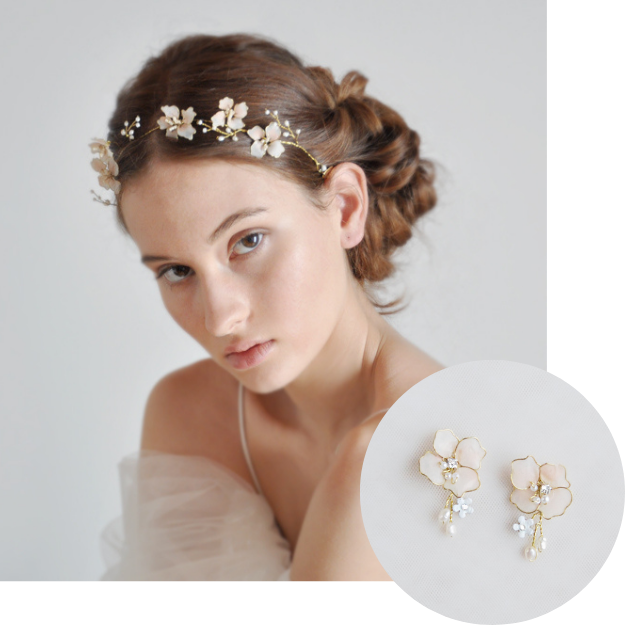 Coroncina da sposa Elibre con fiori di ciliegio, abbinata a orecchini pendenti con fiori e perle