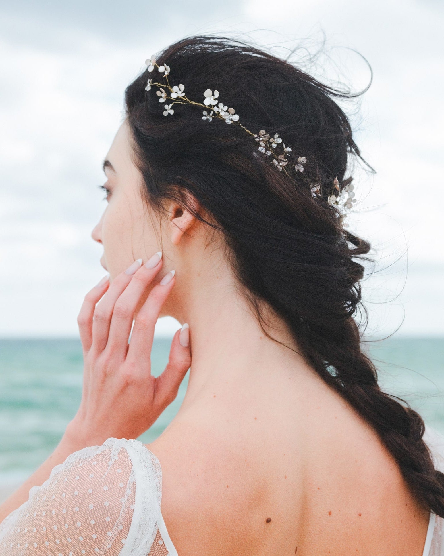 Coroncina con fiori madreperla, ideale per una acconciatura romantica ed elegante.