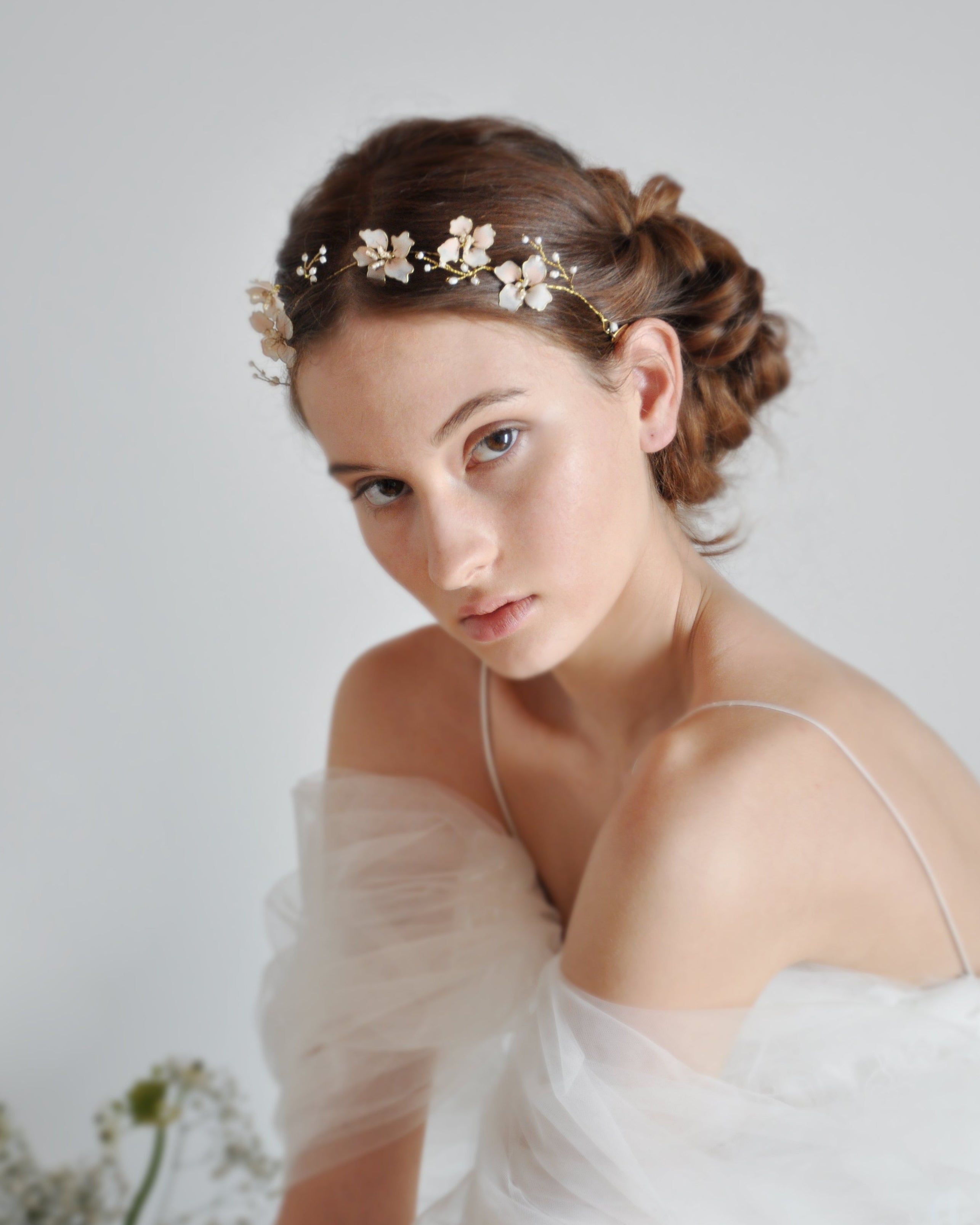 coroncina con fiori rosa da sposa