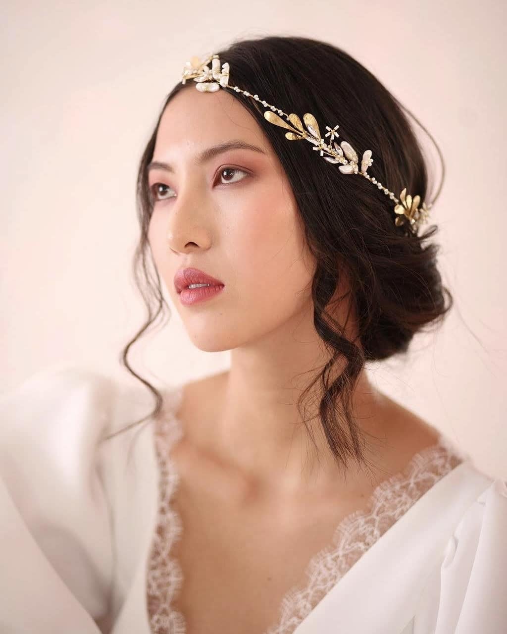 Coroncina da sposa con cristalli e perle, accessorio prezioso per un look elegante e luminoso.