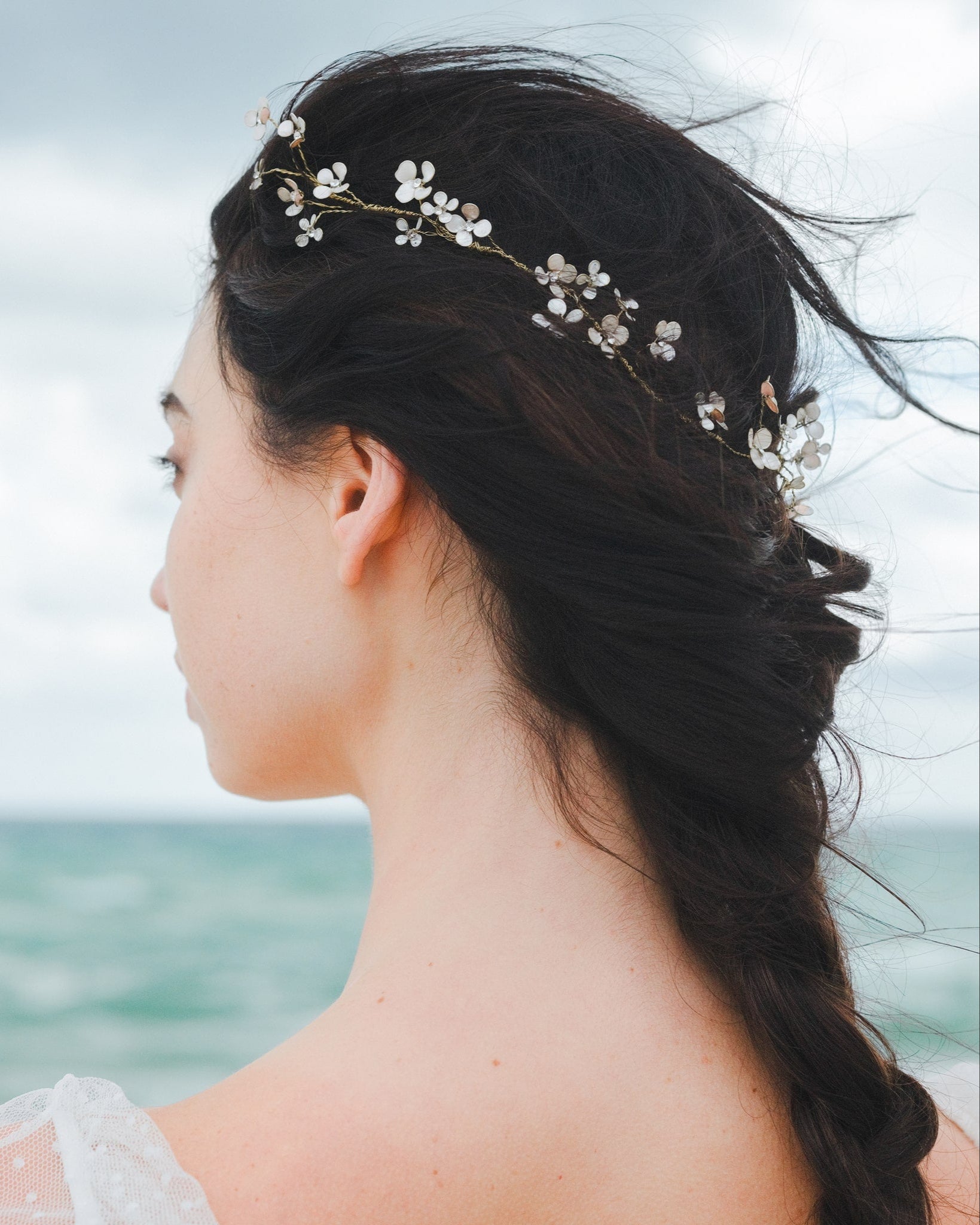 Elegante coroncina con fiori madreperla, ideale per capelli raccolti e look da sposa