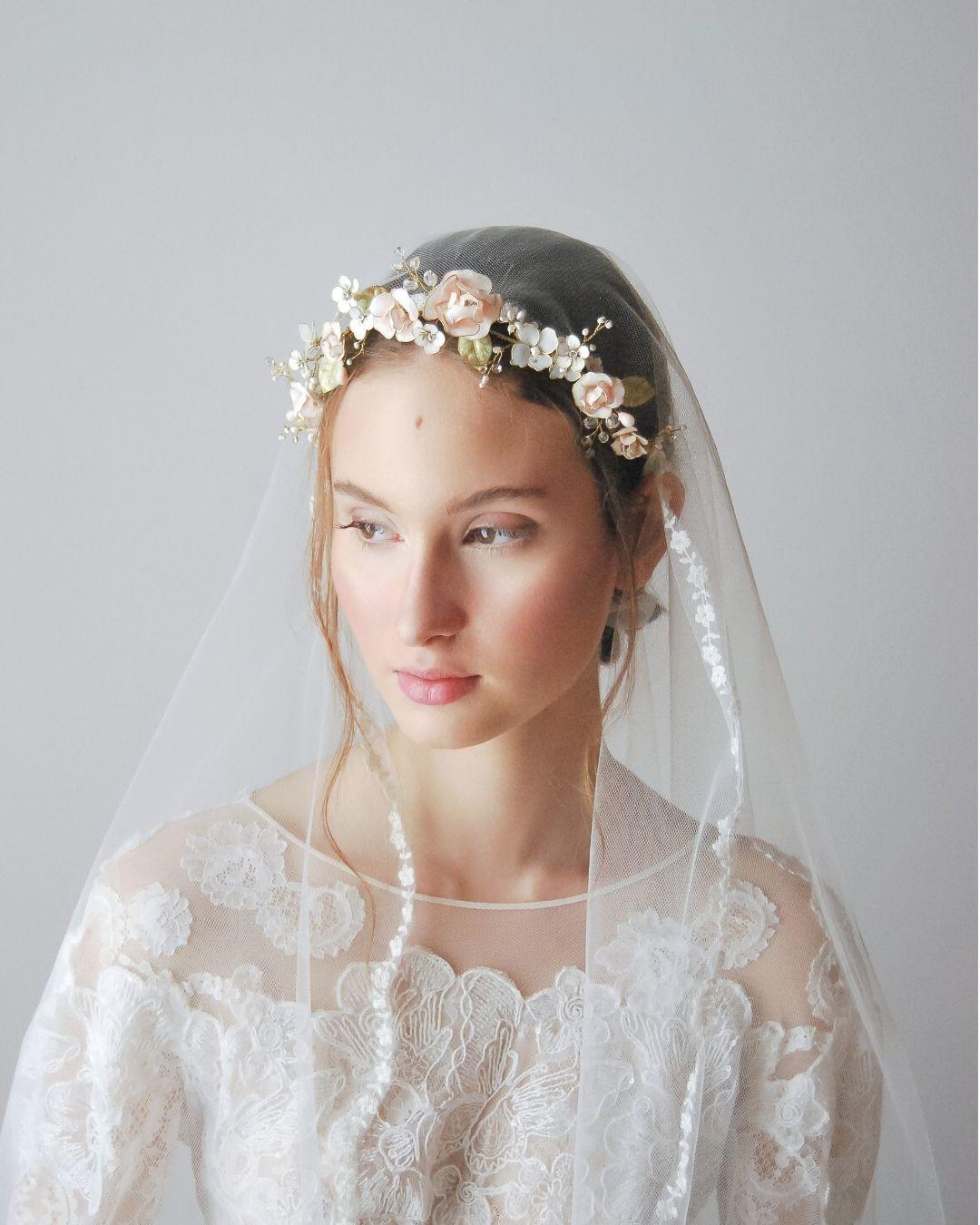 Sposa con coroncina Rosae floreale e velo, sguardo obliquo, rose rosa cipria e fiorellini bianchi - Elibre