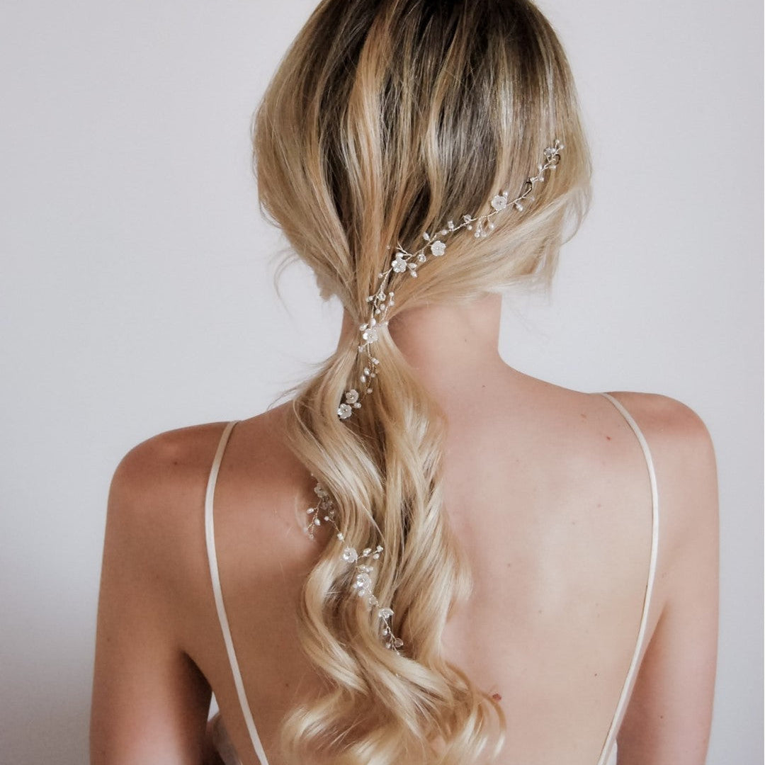 Coroncina da sposa intrecciata in una coda, per un look romantico e naturale con un tocco boho chic.