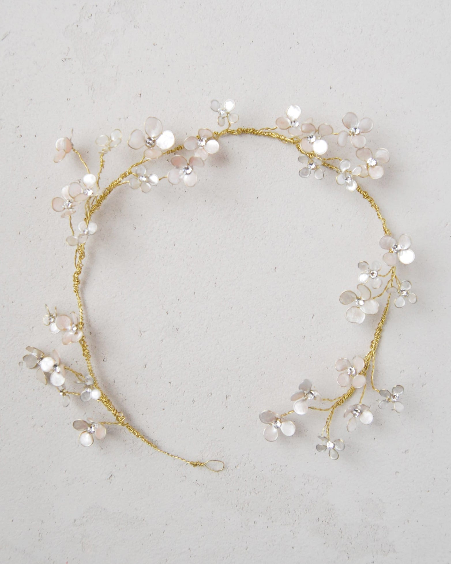 Coroncina con fiori madreperla, perfetta per essere abbinata a un velo da sposa elegante