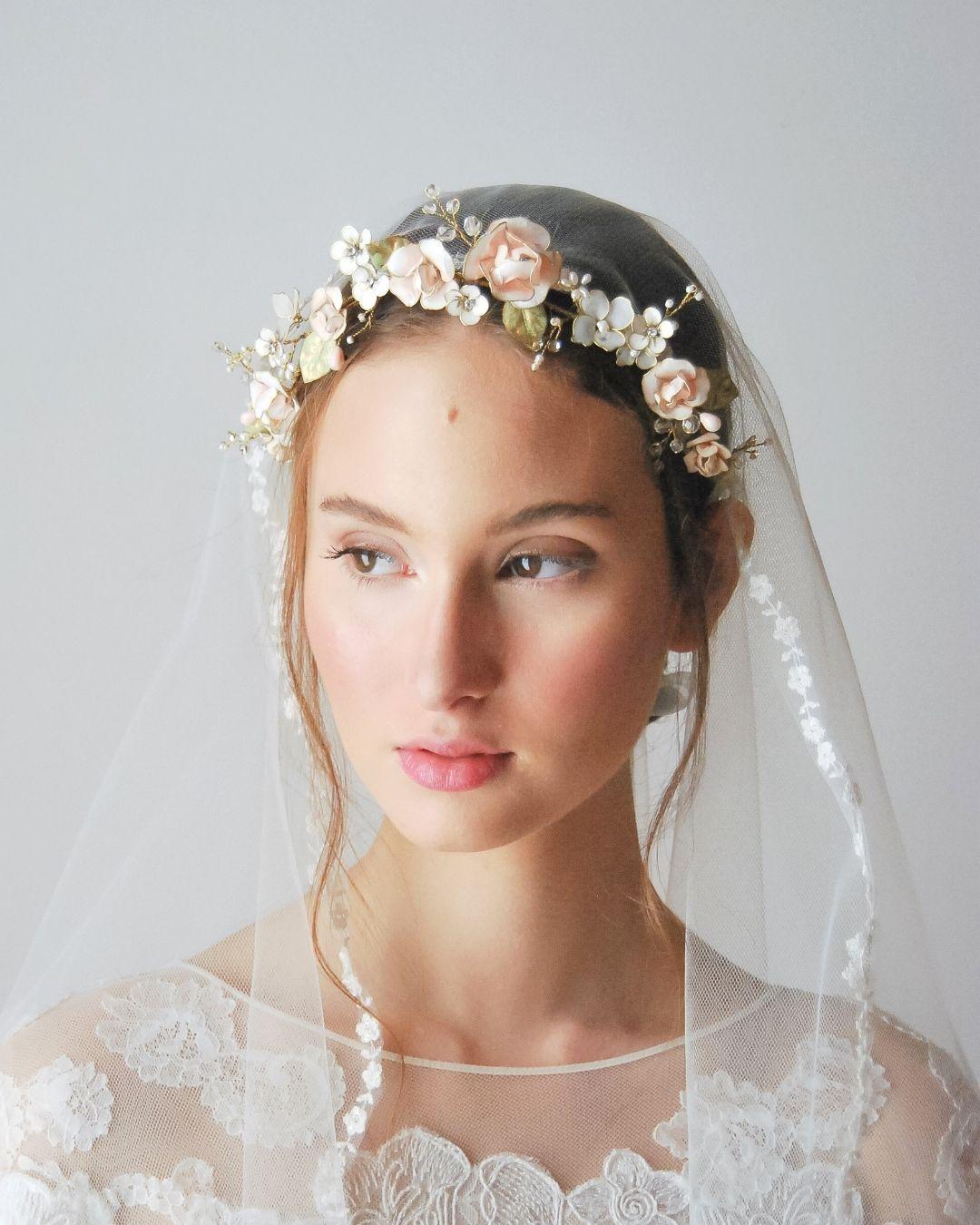 Coroncina sposa Rosae con rose rosa cipria e fiorellini bianchi indossata con velo, vista frontale - Elibre