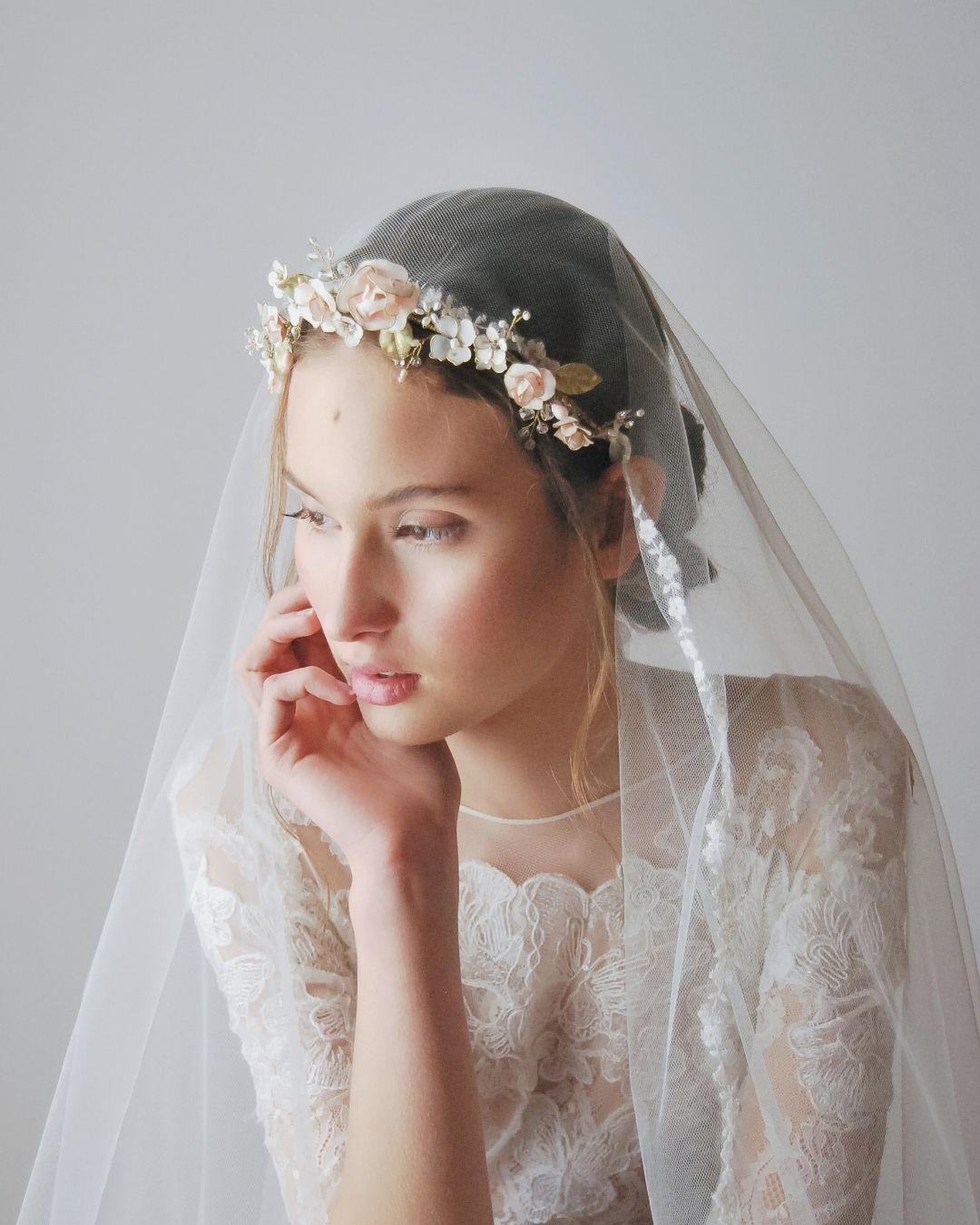 Coroncina sposa Rosae con rose rosa e foglie verdi indossata con velo lungo, vista tre quarti - Elibre