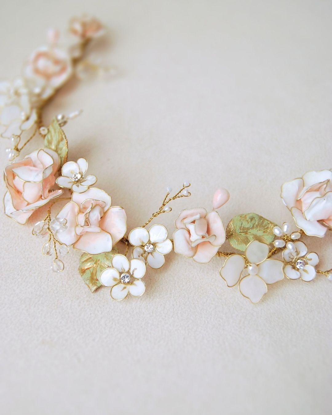 Dettaglio coroncina Rosae con rose rosa cipria dipinte a mano, fiorellini bianchi e cristalli Swarovski - Elibre