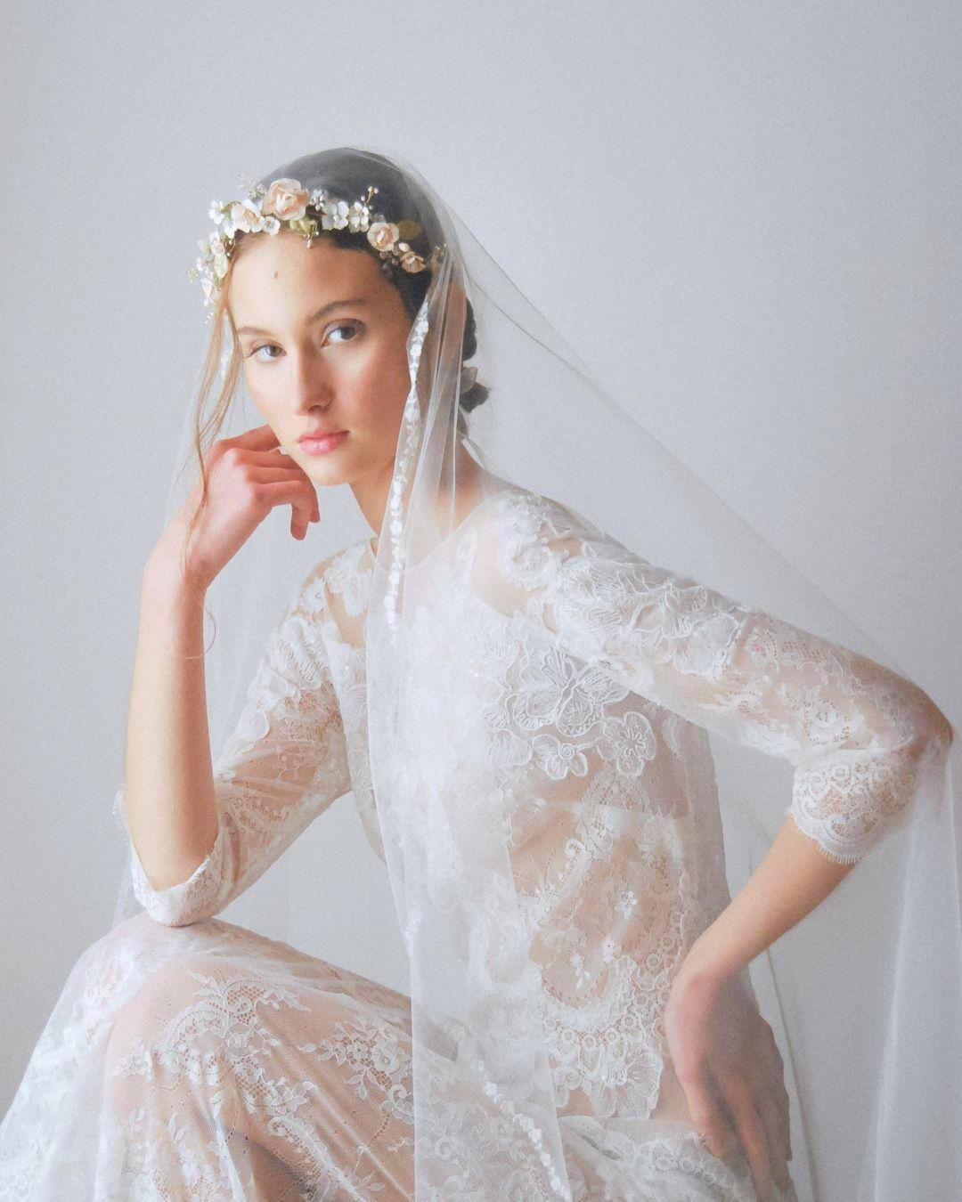 Sposa con coroncina Rosae e velo da sposa, vista laterale con abito in pizzo, figura intera - Elibre