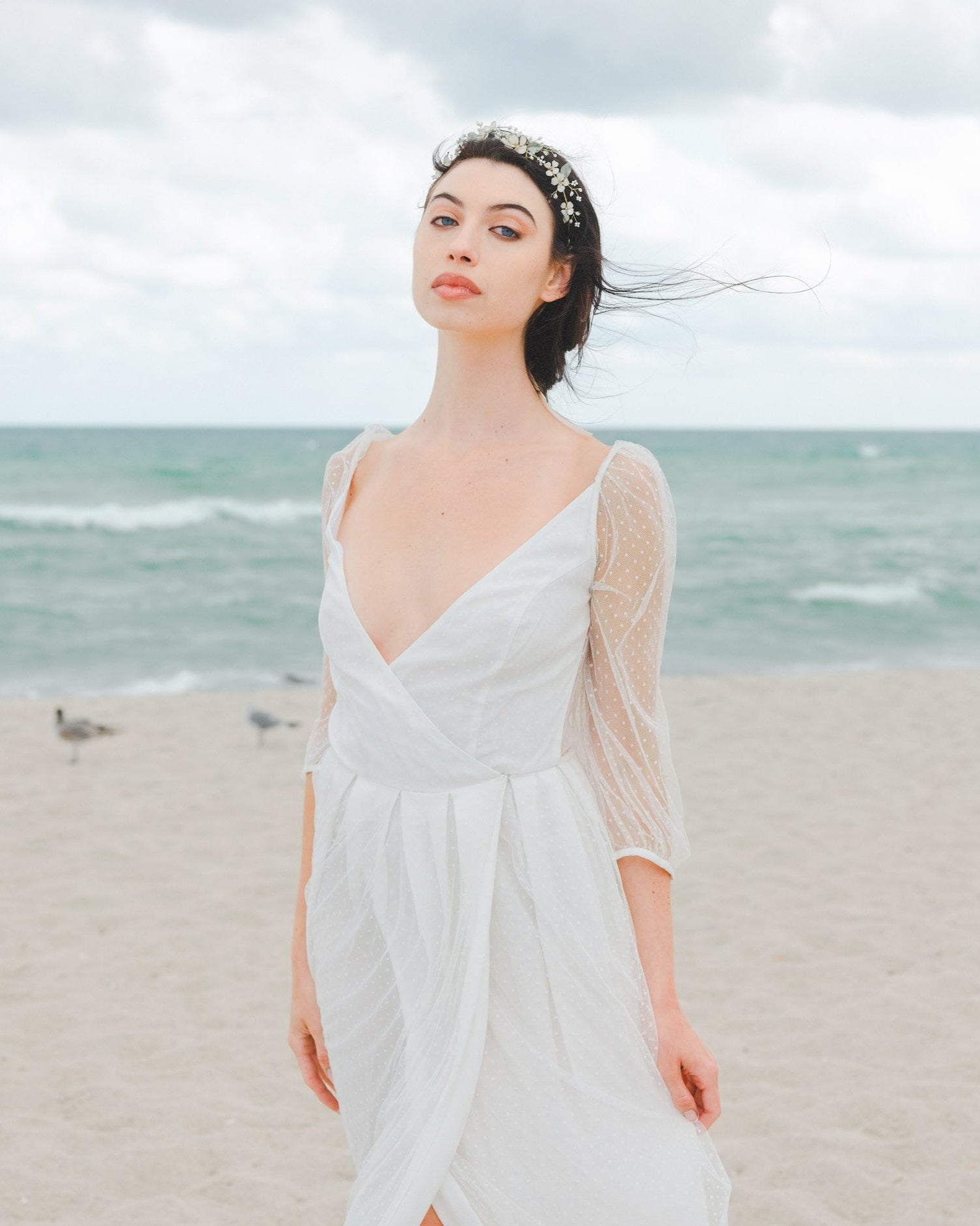 Coroncina di fiori rosa e foglie verdi in stile boho, ideale per acconciature sposa eleganti e naturali.