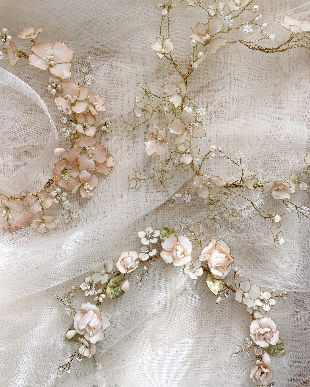 Coroncine floreali da sposa con fiori artigianali in porcellana, ideali per un look romantico e naturale.