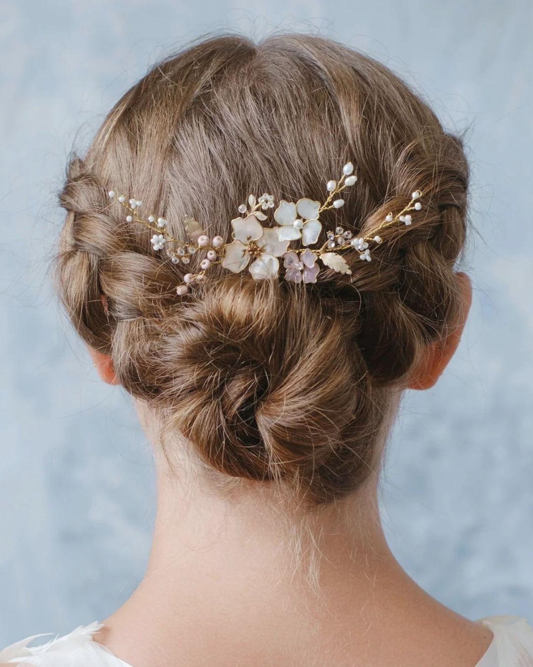 Primo piano dei fiori artigianali lilla e malva con cristalli del pettinino d'alta gamma Elibre.