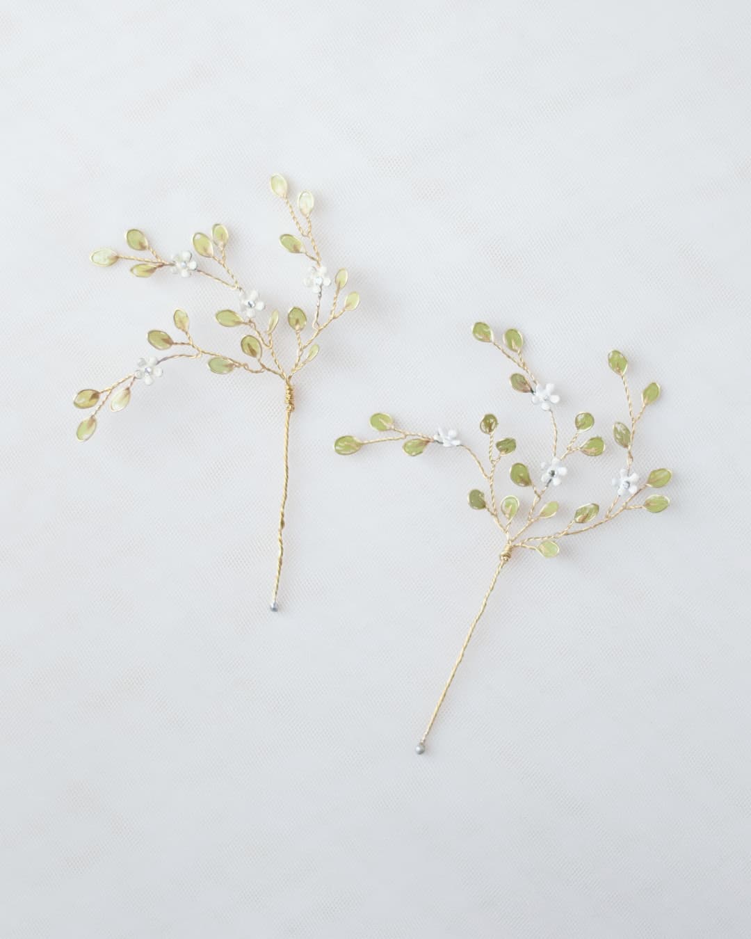 Forcine Ramage con fiori bianchi e verde per acconciature sposa romantiche boho