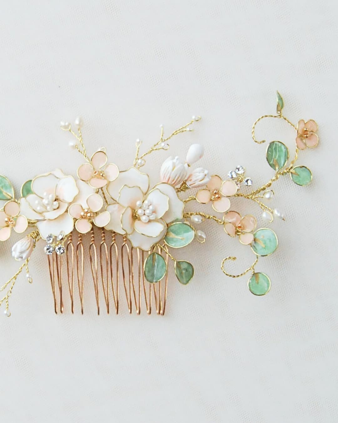 dettaglio del fermaglio peonie ed eucalipto per matrimonio boho chic