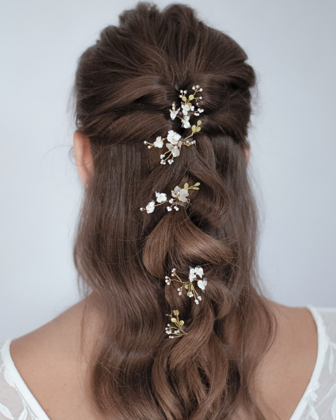 Primo piano della variante Lace con fiori in pizzo francese artigianale e foglie verdi.