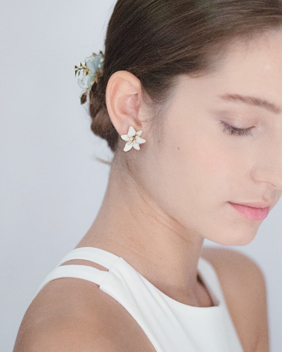 Dettaglio macro dei petali modellati degli orecchini Lilium