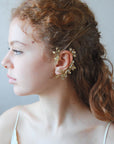 L'ear cuff Aurum indossato, mettendo in risalto un'essenza profondamente femminile e la sua capacità di illuminare il profilo della sposa.