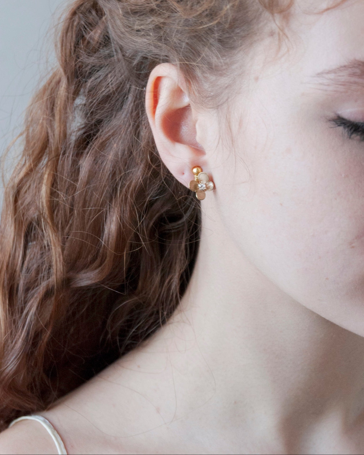 Ear cuff floreale dorato, un dettaglio prezioso per acconciature da sposa.