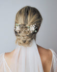 Accessori per capelli sposa di alta gamma Elibre realizzati a mano con fiori di seta e materiali pregiati.
