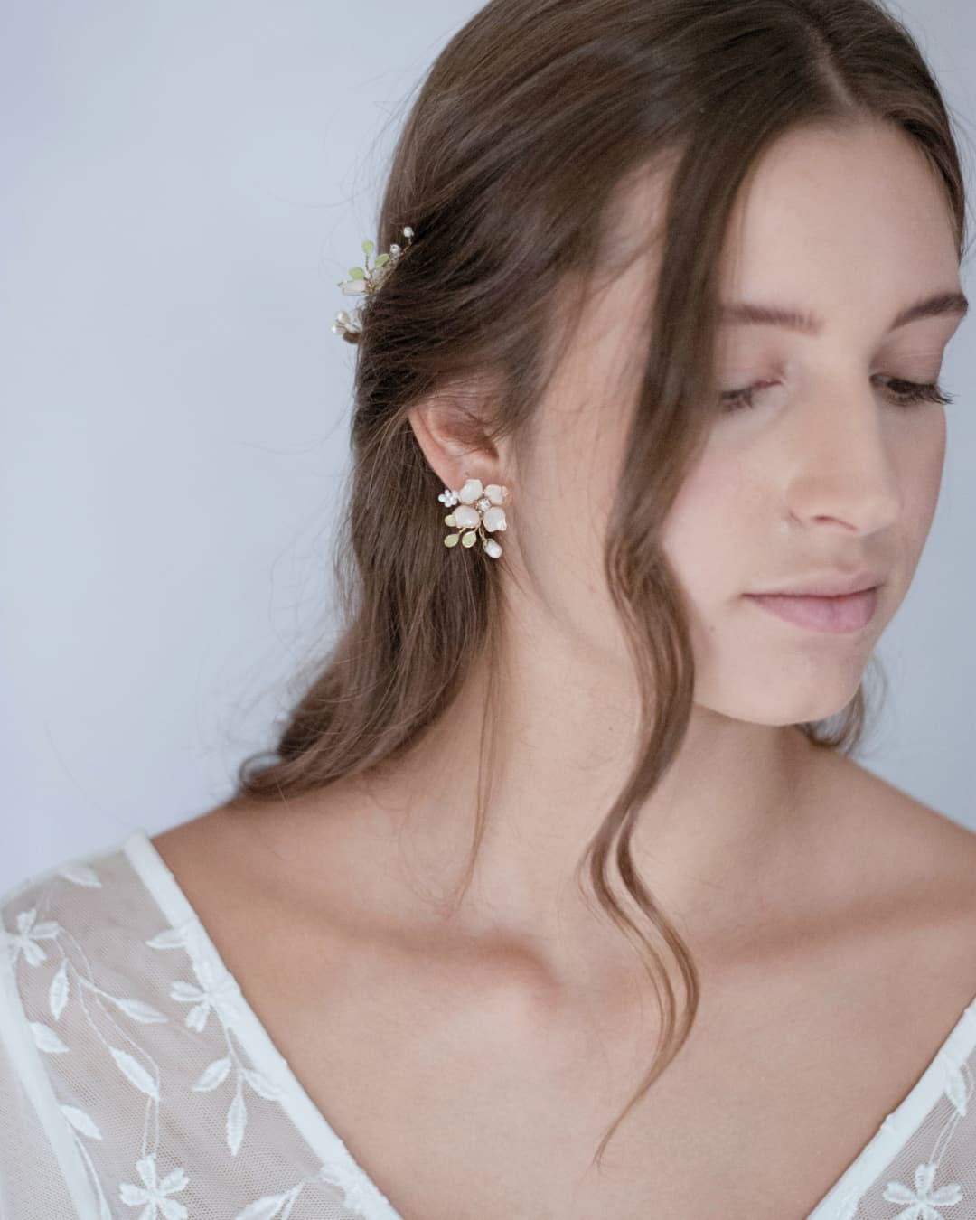 Orecchini sposa boho-chic modello Anthea con intreccio di petali rosa e dettagli preziosi.