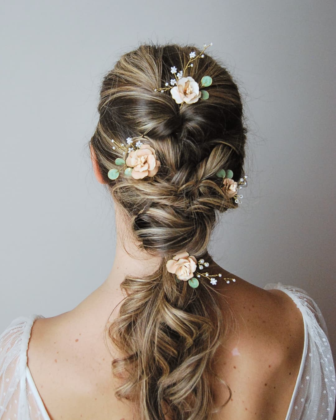 Accessori per capelli di alta gamma con peonie artigianali ispirate ai colori dell'alba per spose ricercate.