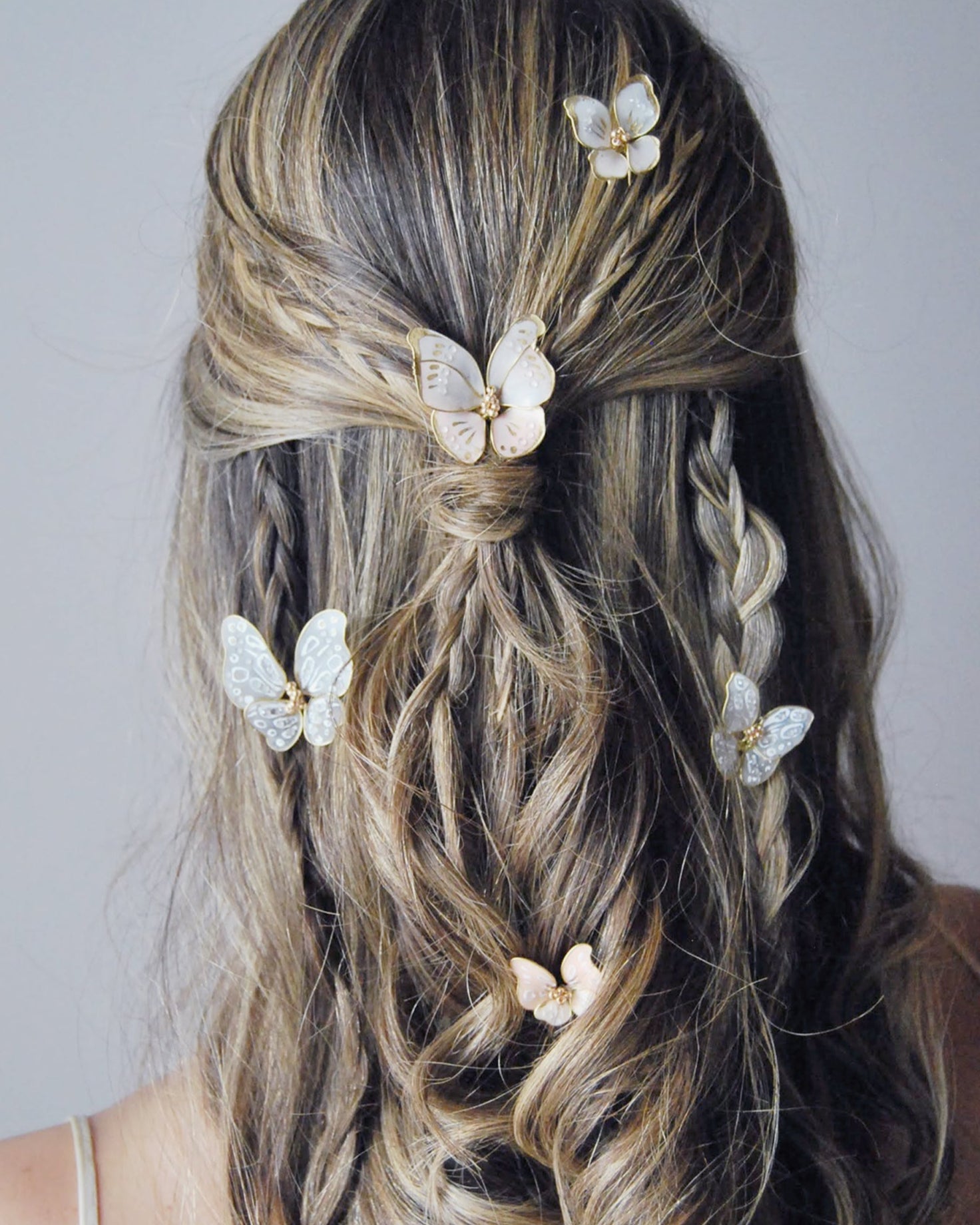 Accessori sposa a forma di farfalla, perfetti per look boho e raffinati.
