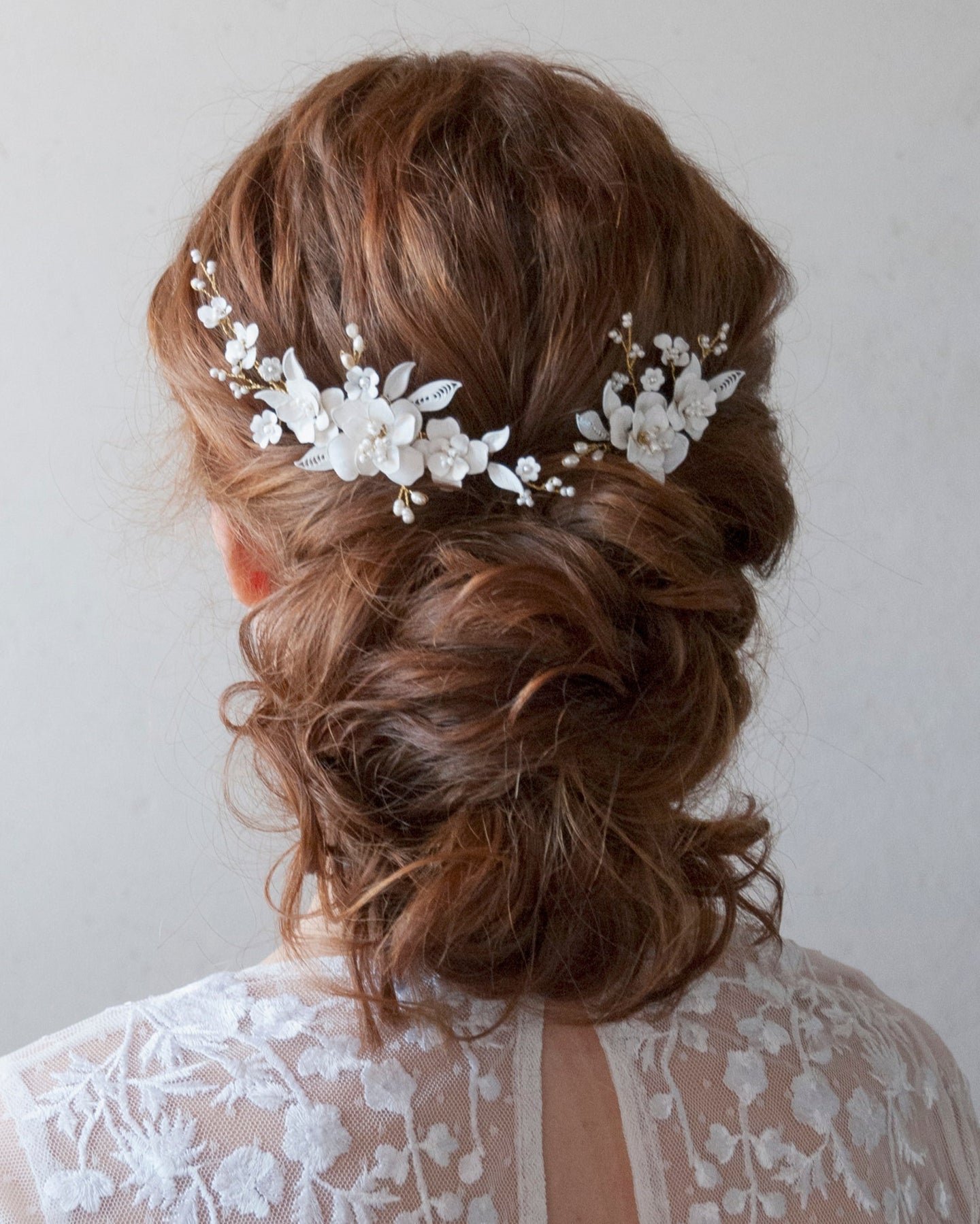Set di 2 fermagli con fiori e foglie bianche, ideale per spose romantiche.