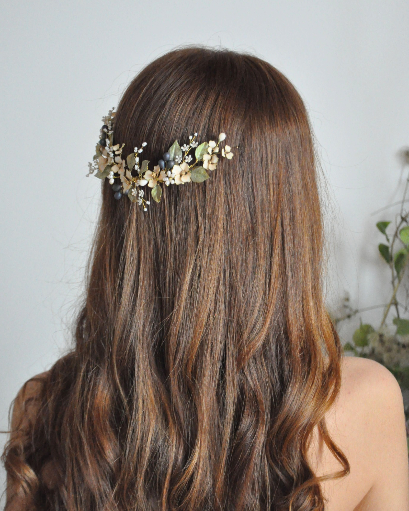 Fermaglio in stile bohemien con fiori e foglie, per spose che amano la natura e la poesia nei dettagli.
