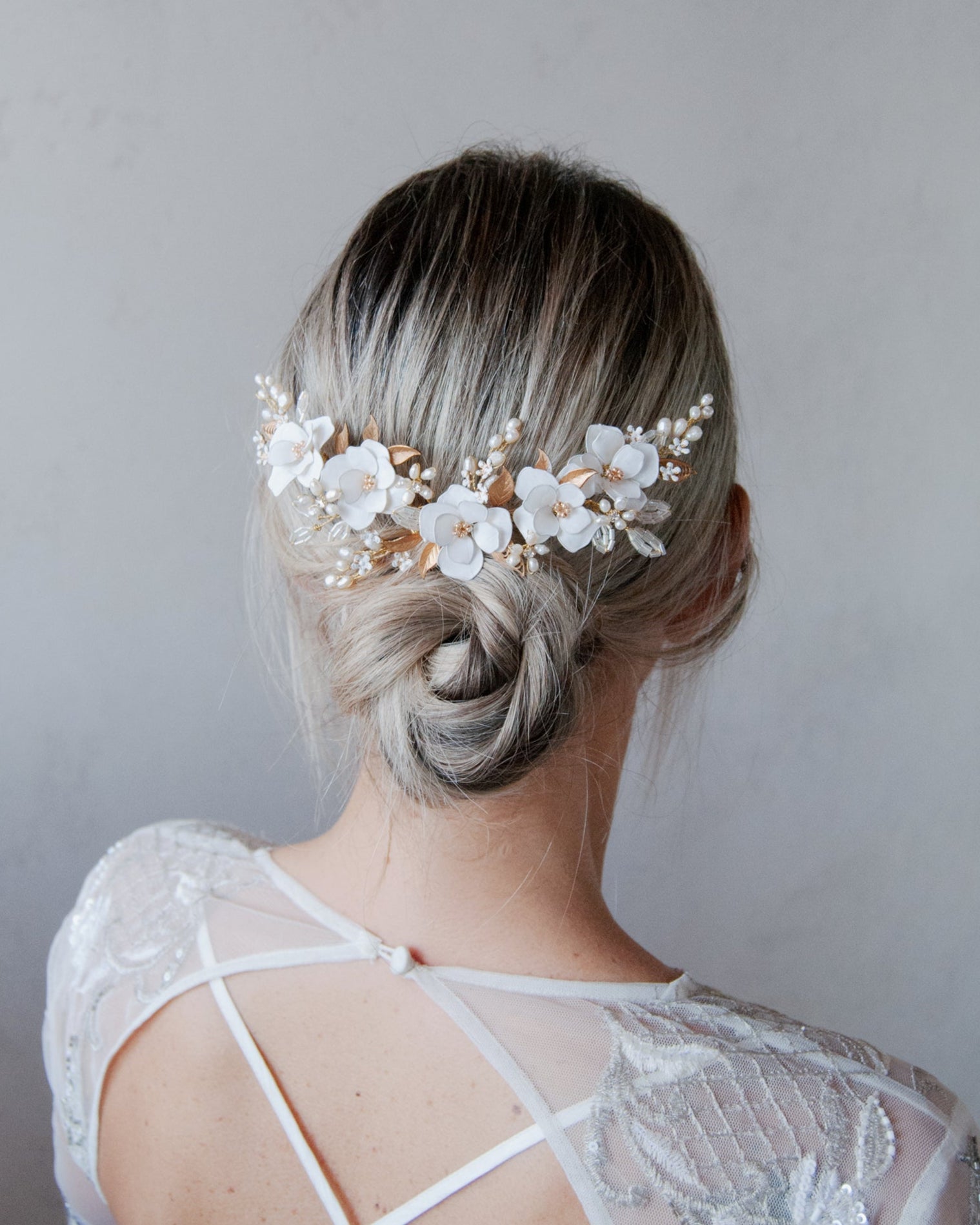 Fermaglio per capelli decorato con peonie bianche e fiorellini, perfetto per cerimonie.