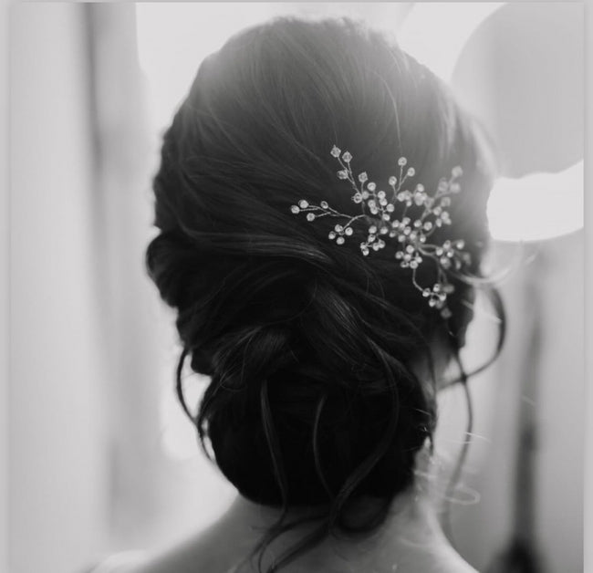 Fermaglio gioiello con cristalli indossato su chignon elegante da sposa