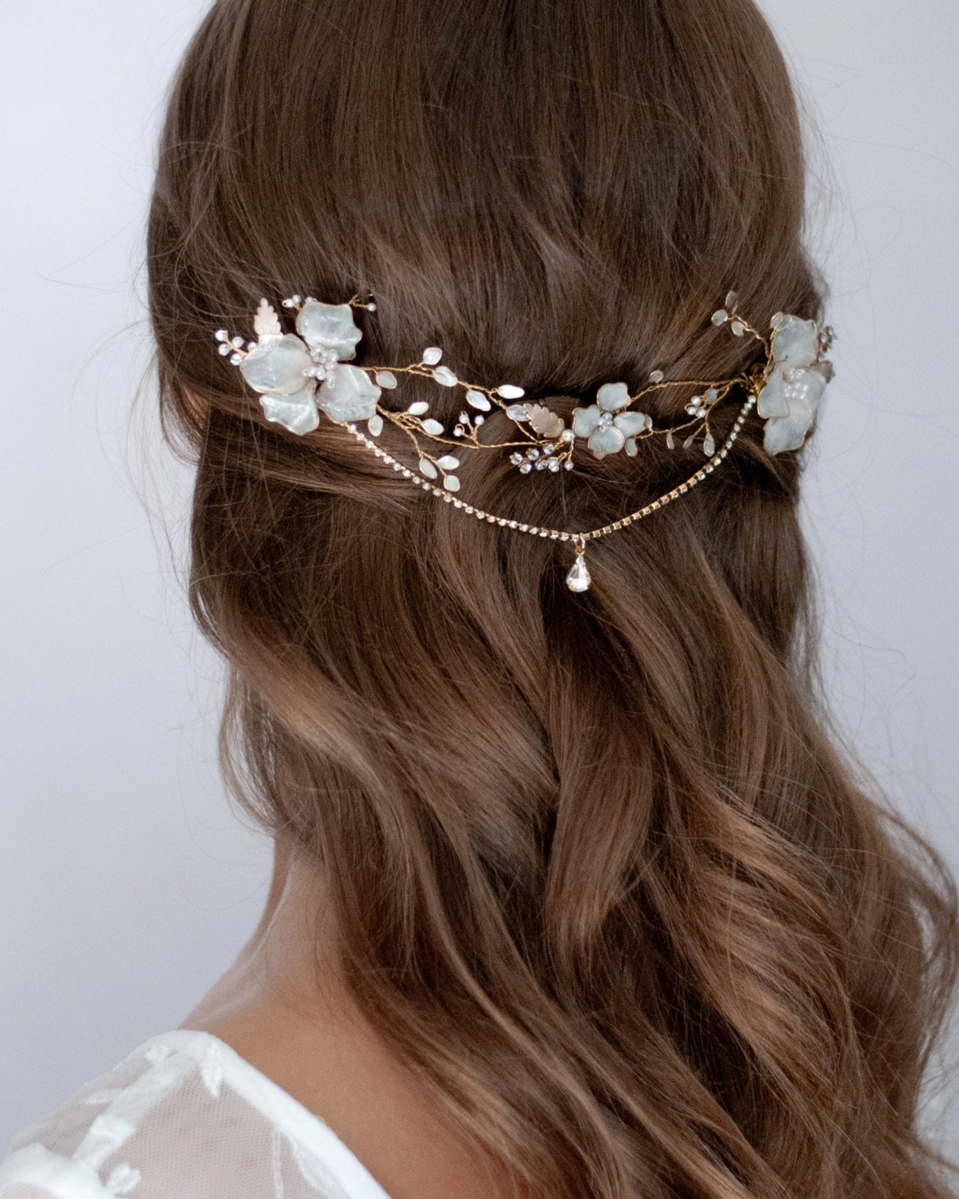 Fermaglio sposa boho chic con dettagli floreali, ideale per raccolti romantici e delicati.