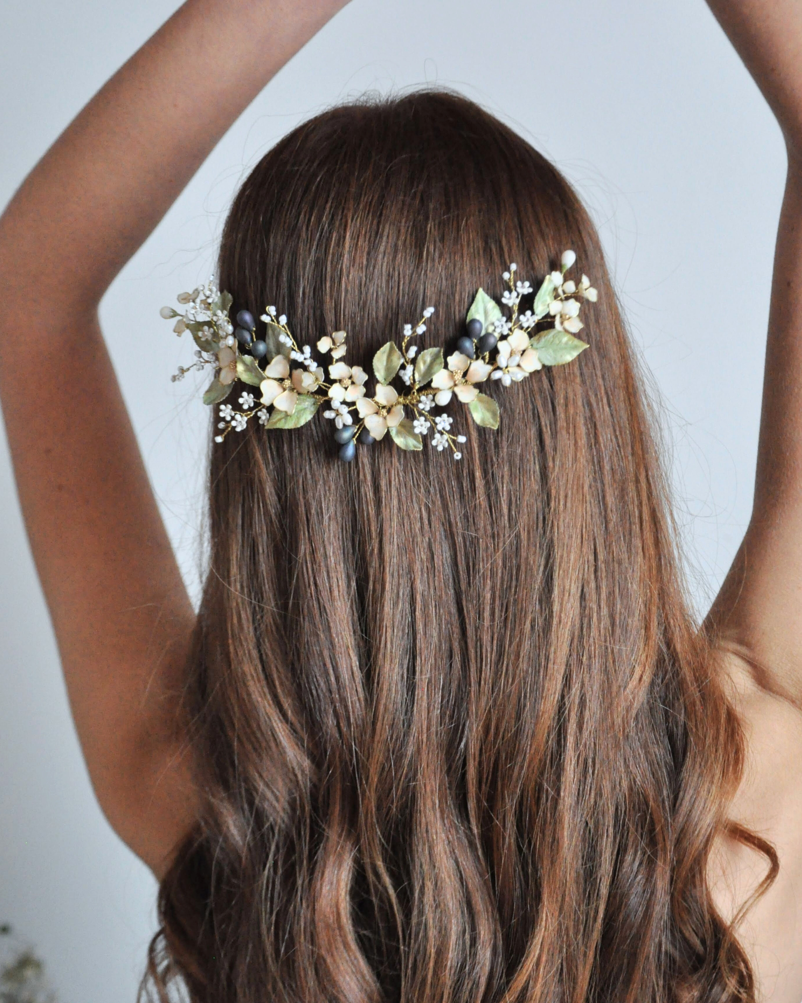 Fermaglio con fiori di pesco e bacche, per spose romantiche dallo stile naturale ed elegante.