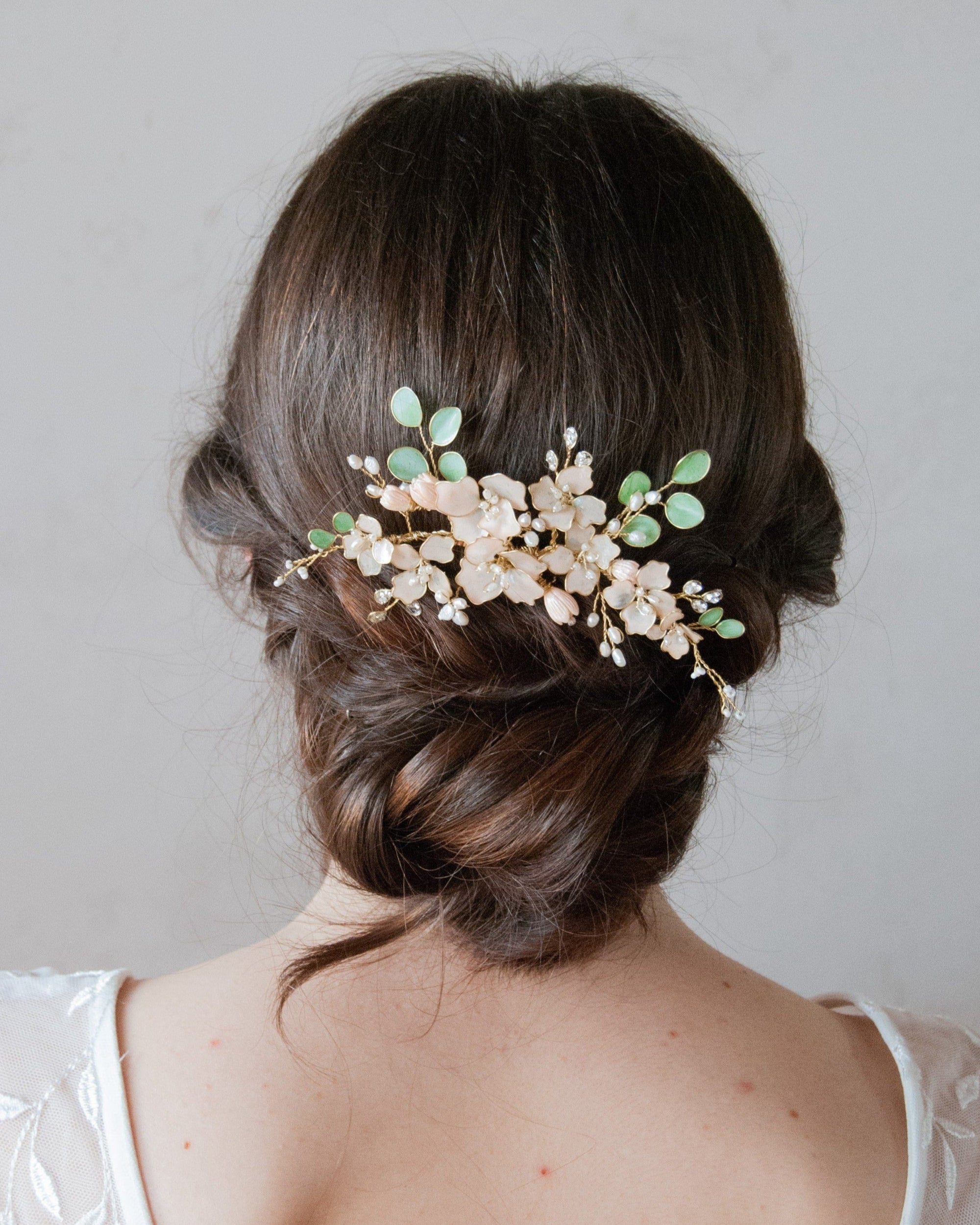 fermaglio fiori rosa e foglie eucalipto per sposa romantica