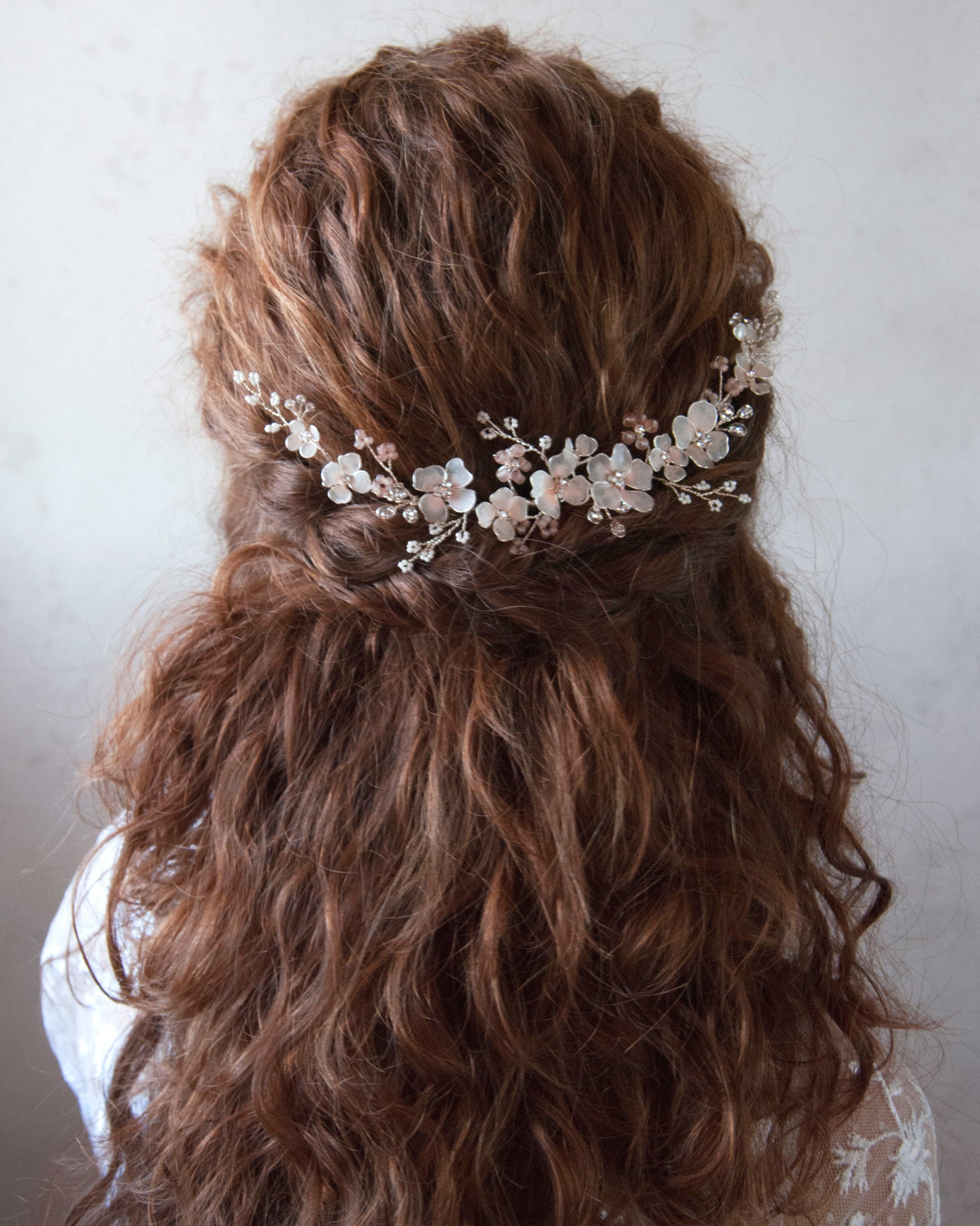 Fermaglio con fiori rosa satinati, un dettaglio delicato per completare il look.